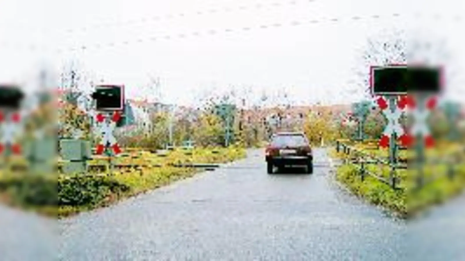 Noch kann man mit dem Auto den Bahnübergang Berberitzenstraße überqueren  ein Schleichweg, von dem viele Fahrer Gebrauch machen. Doch damit soll bald Schluss sein.	 (Foto: cr)