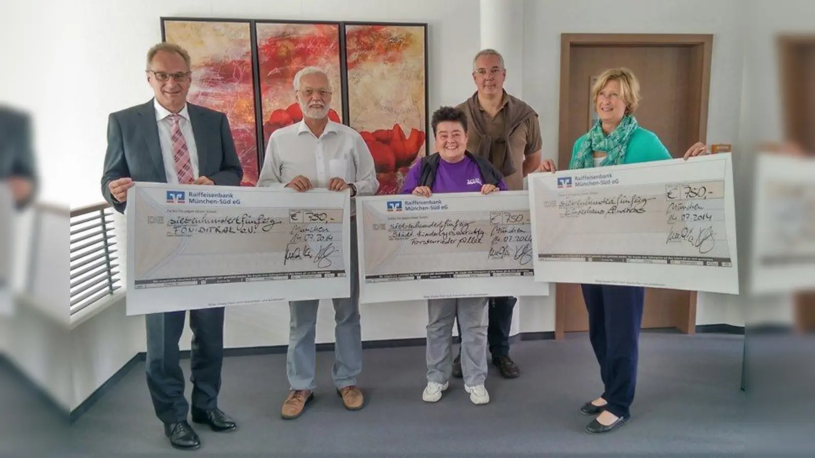 Heinz Schneider (Vorstand der Raiffeisenbank München-Süd eG), Alto Merkt (Förderverein für nierenkranke Kinder), Evi Eberl (Kita Forstenrieder Allee), Andreas Brosch (Vorstand FSC), Frau Hendricks (ev.-luth. Kinderhaus Andreas) freuen sich über die Unterstützung, die durch den Volkslauf den drei Einrichtungen zugute kommt. (Foto: fsc)