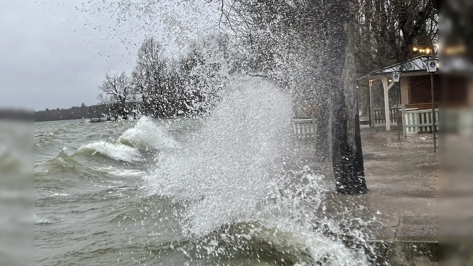 Meterhoch spritzt das Wasser an der Uferpromenade am Seehof hoch.  (Foto: Patrizia Steipe)