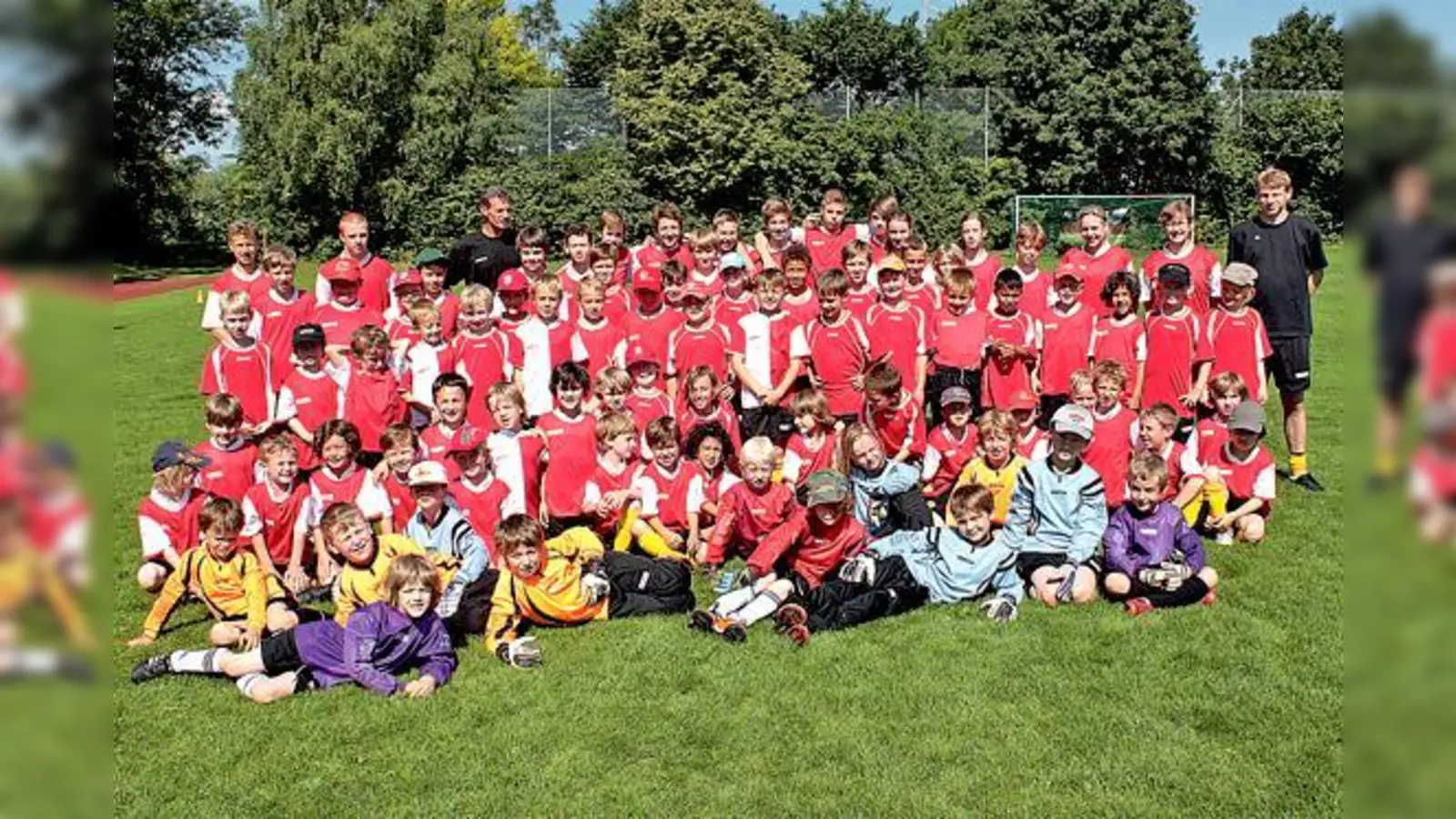 Auch die Teilnehmer vom Junioren-Fußballcamp des FC Fasanerie Nord gratulieren recht herzlich zum 1200. Geburtstag.	 (Foto: Verein)