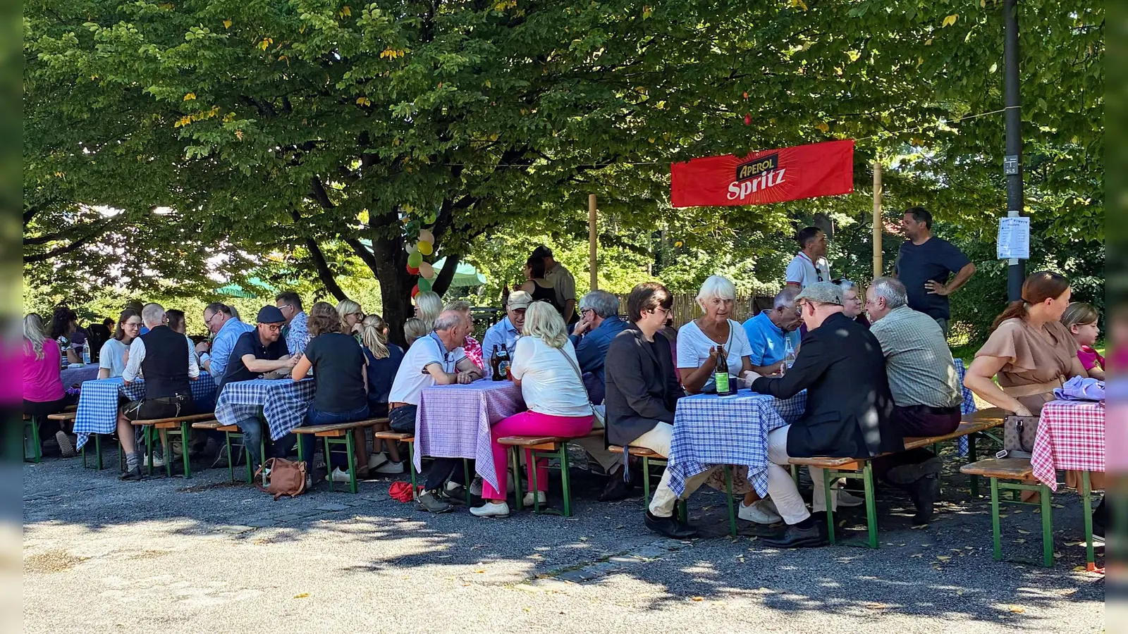 Gemütlich saßen die Besucher des Familienfestes im Schatten. (Foto: Pfarrverband Dachau - St. Jakob)