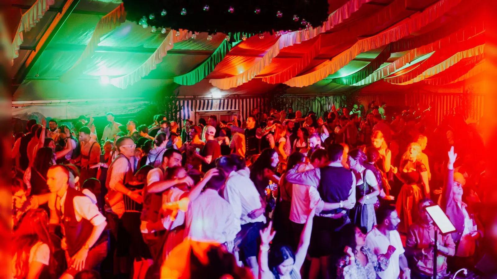 Mit dem Weinfest läuten die Truderinger Burschen und Dirndl die fünfte Jahreszeit ein.  (Foto: Truderinger Burschenverein)