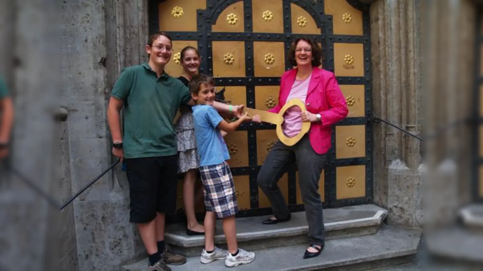 Bürgermeisterin Christine Strobl übergibt den Stadtschlüssel an die begeisterten Mini-Münchner Rafael, Miriam und Tizian.  (Foto: sh)