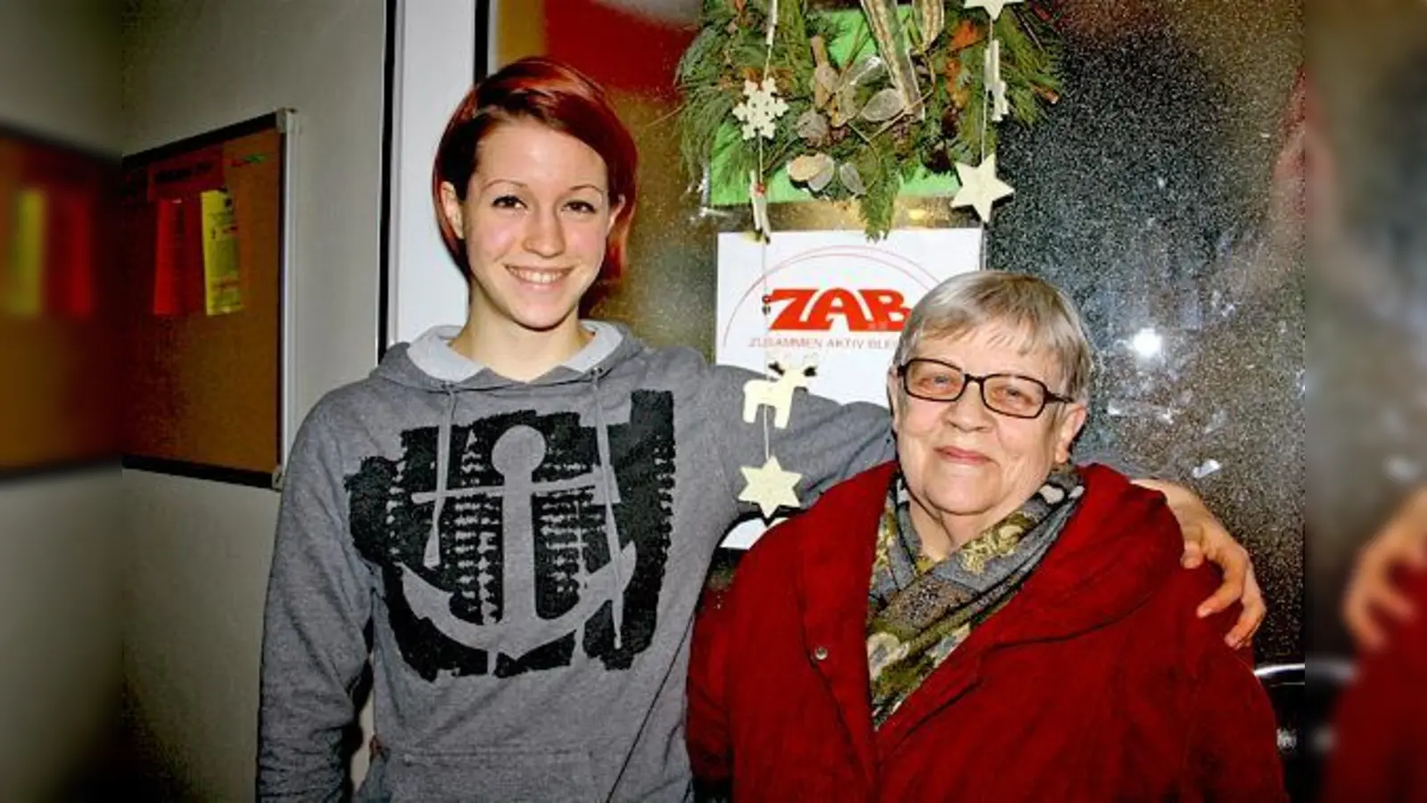 Lena Mayr (links), die bei ZAB ihren Bundesfreiwilligendienst leistet, und Beatrix Röhrl in den Räumen der Einrichtung in der Rumfordstraße 21 a. Für mehr als 30 Gäste reichen die Kapazitäten allerdings nicht aus.	 (Foto: js)