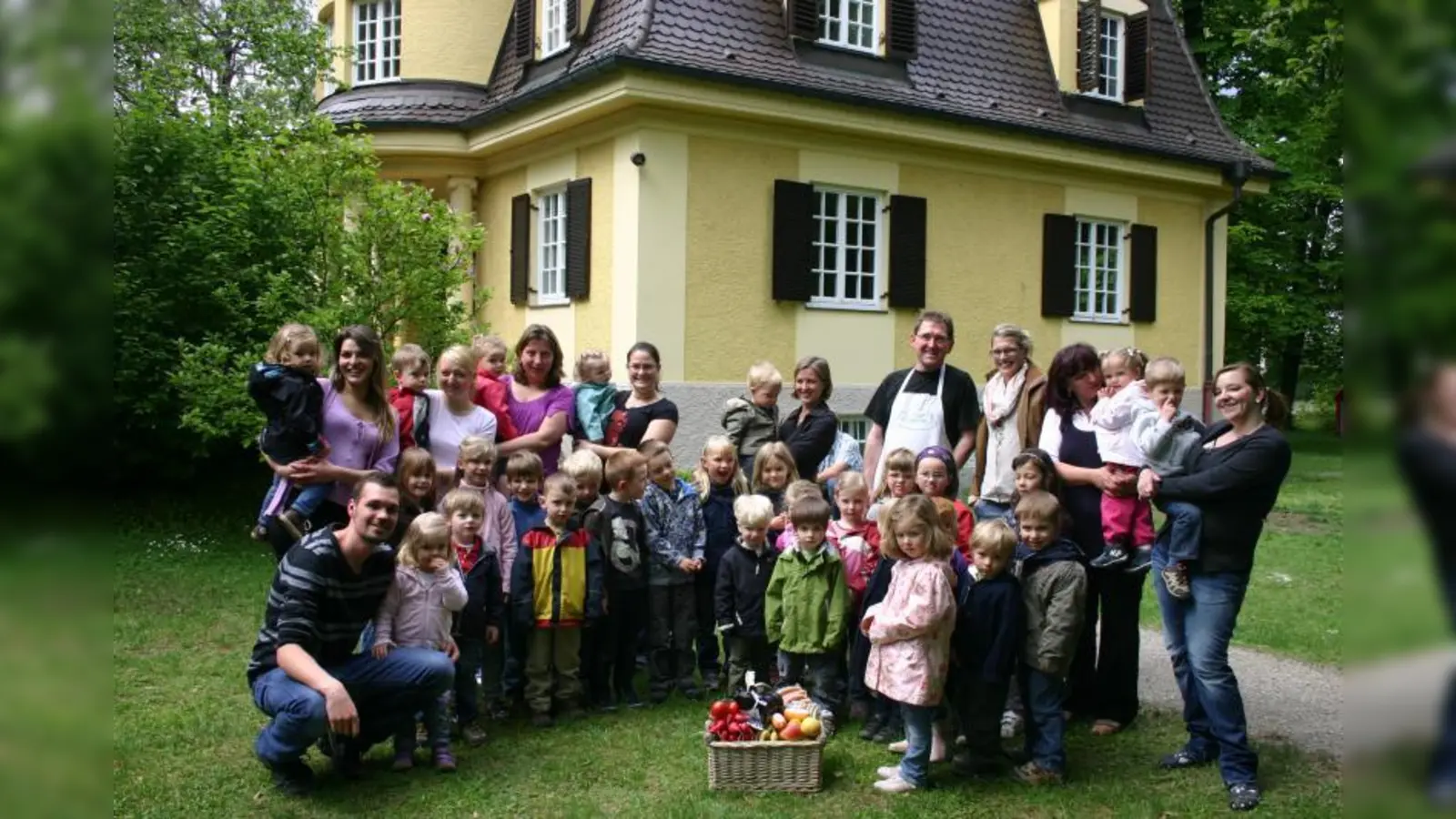 Die Kinder der Villa Kinderbunt mit Betreuern und einigen Eltern sowie den Vertretern des Sollner Wochenmarktes, Veronika Stenz und Christian Ertl. (Foto: FS)