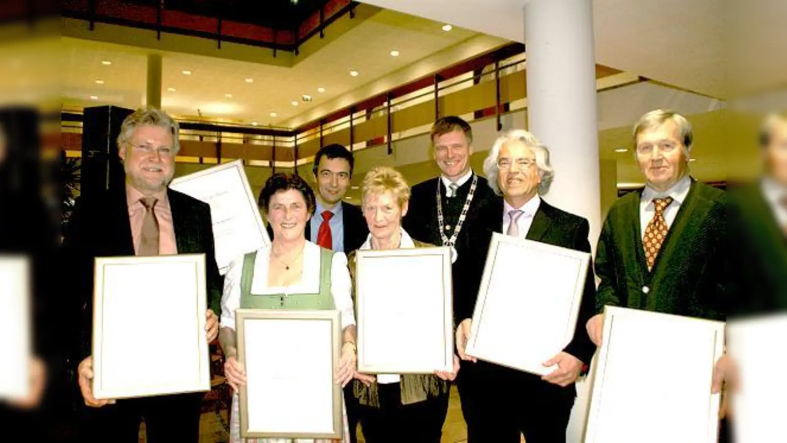 	Freuten sich über die Verleihung der Gemeindemedaille (v. l.): Alois Wichtlhuber, Maria Kastenmüller, Markus Morgenstern, Martha Dosch, Bürgermeister Stefan Schelle, Werner Litza und Eike Hagenguth. 	 (Foto: hol)