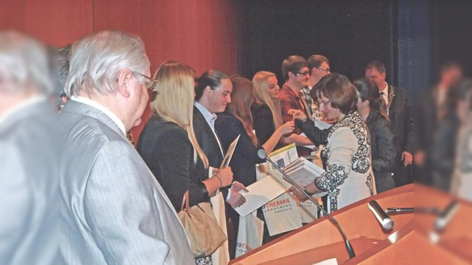 Bürgerbriefverleihung der Gemeinde Unterhaching mit Prof. Dr. Alfons Hofstetter (l.), den  Jugendreferentinnen  Dr. Sabine Penka und Tanja Günther sowie Bürgermeister Wolfgang Panzer (r.).  	 (Foto: Kohnke)