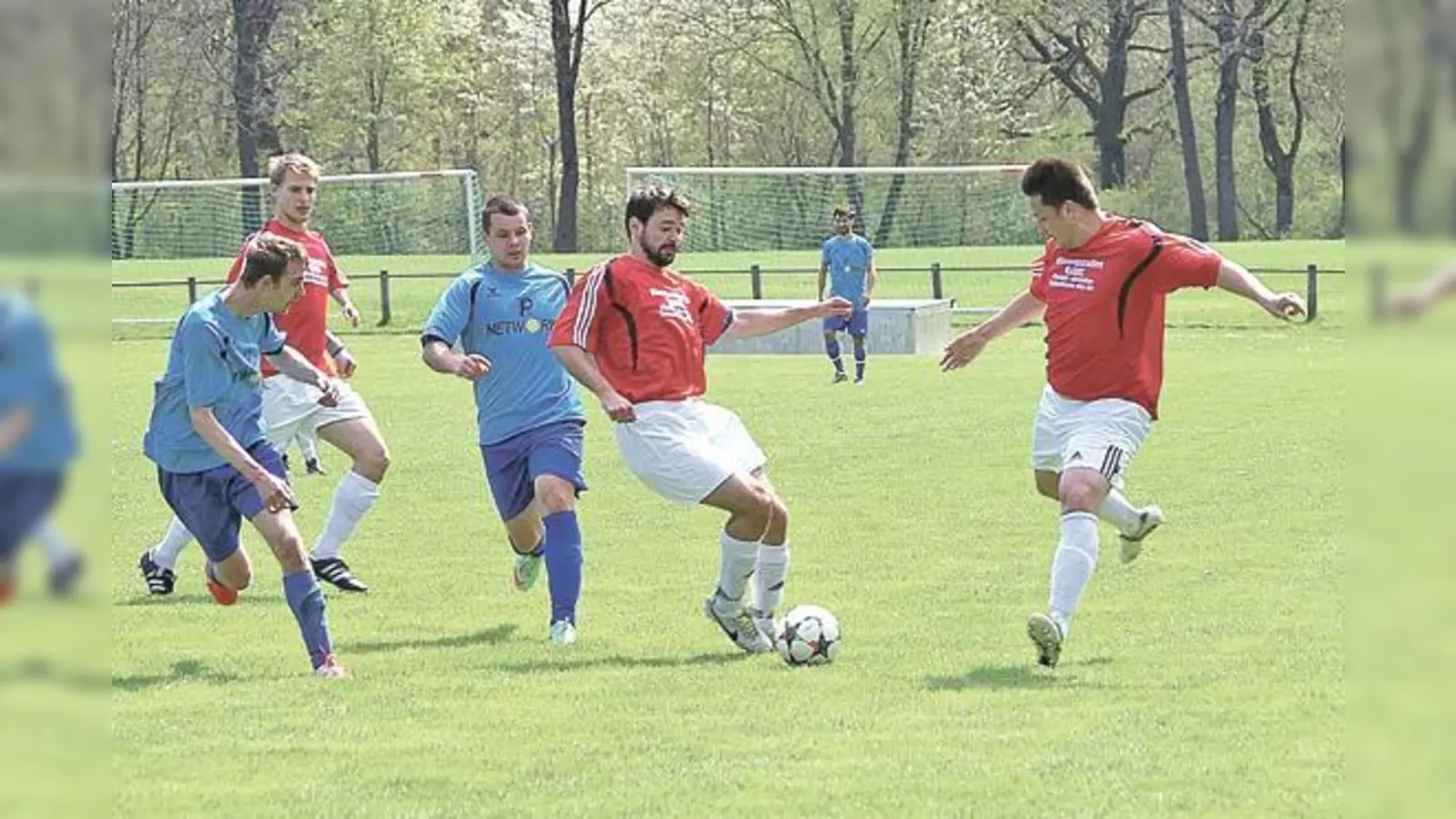 Der SV Zamdorf (rot) siegte beim MSV in Ramersdorf nach Rückstand deutlich mit 4:1.	 (Foto: Sebastian Birgel)