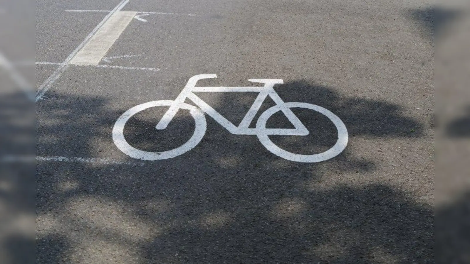Für die Einmündung Ludwig-Richter-Straße/ Elsenheimerstraße fordert ein Laimer Bürger die Erneuerung der Radwegmarkierung (Foto: kö)