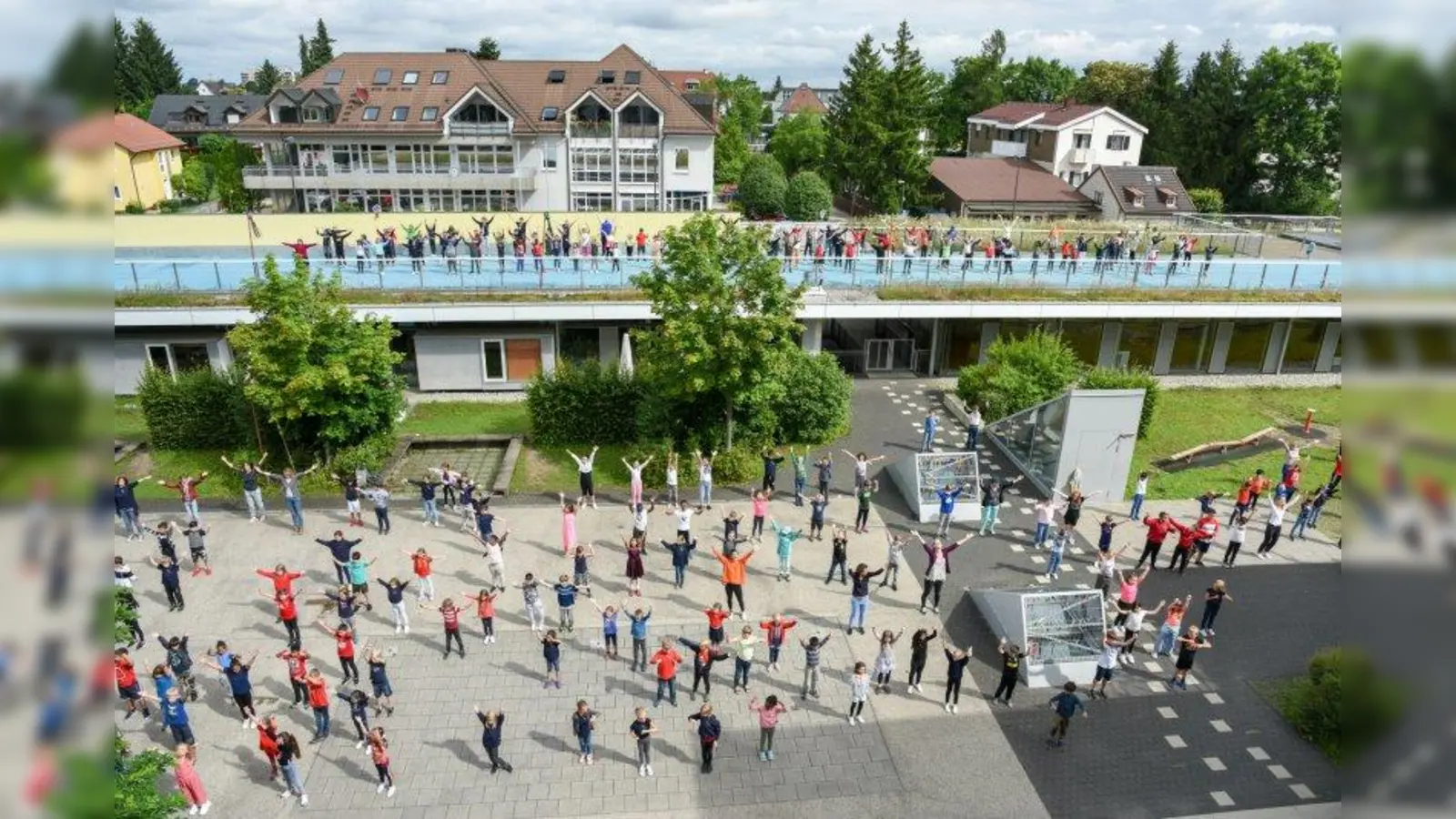 Alle 370 Schüler der Kleinfeldschule haben gemeinsam eine Choreographie zum Song &amp;quot;Hope&amp;quot; auf dem Schulhof aufgeführt. (Foto: Kleinfeldschule)