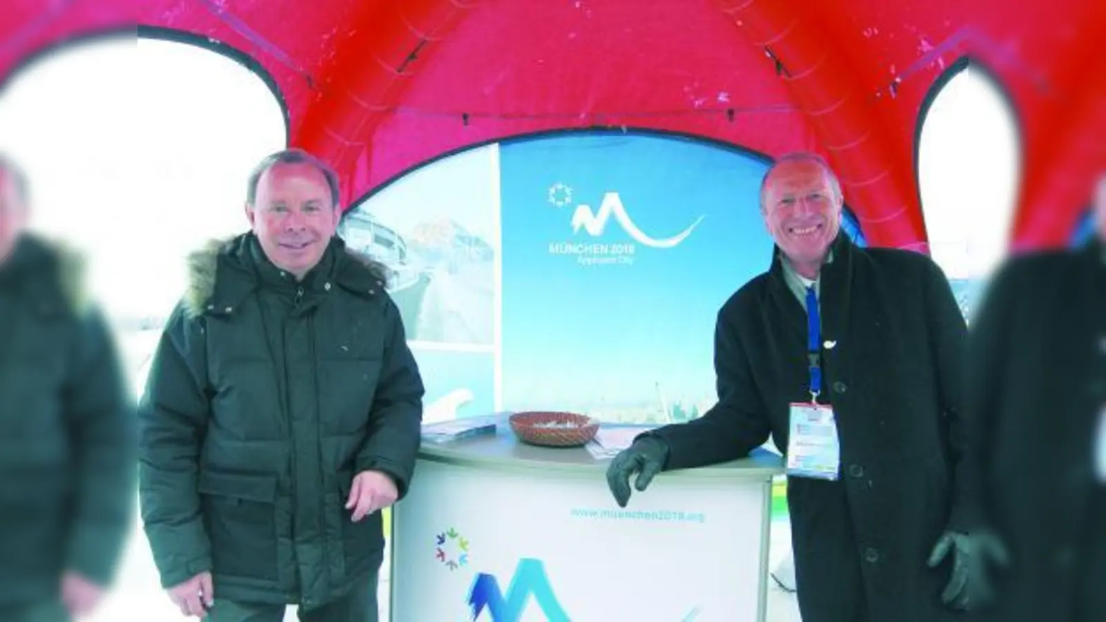 Hep Monatzeder (r.) traf am Stand der Bewerbungsgesellschaft München 2018 an der Kunsteisbahn Königssee Landrat Georg Grabner. (Foto: pi)