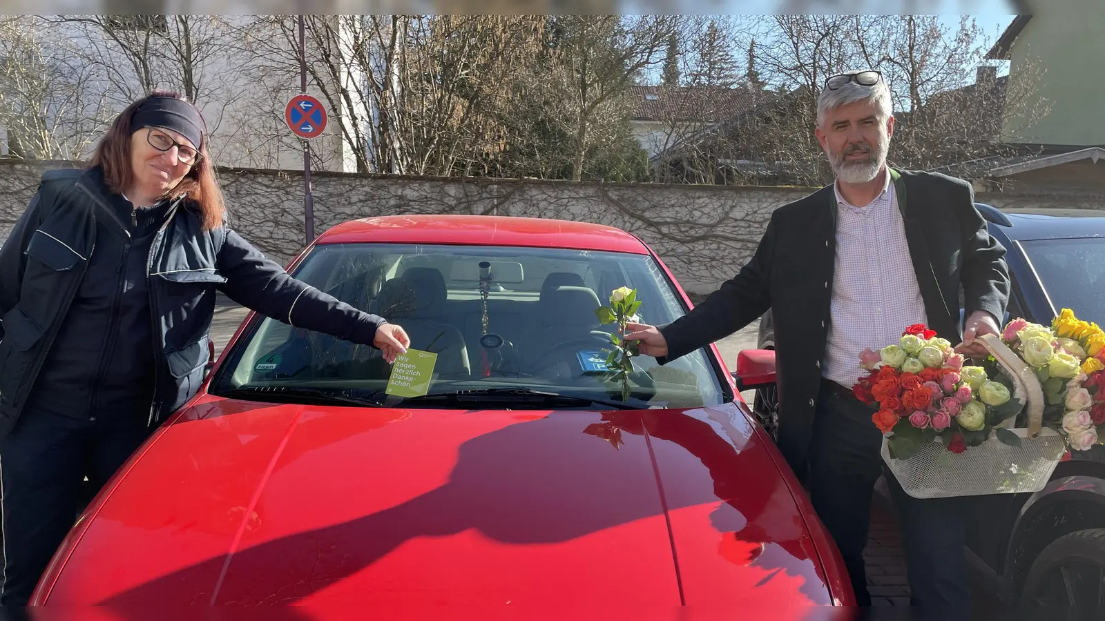 Eine „Grüne Karte” und eine Rose für das richtige Parken steckten Kathrin Schuster und Thorsten Preßler unter die Scheibenwischer.  (Foto: pst)