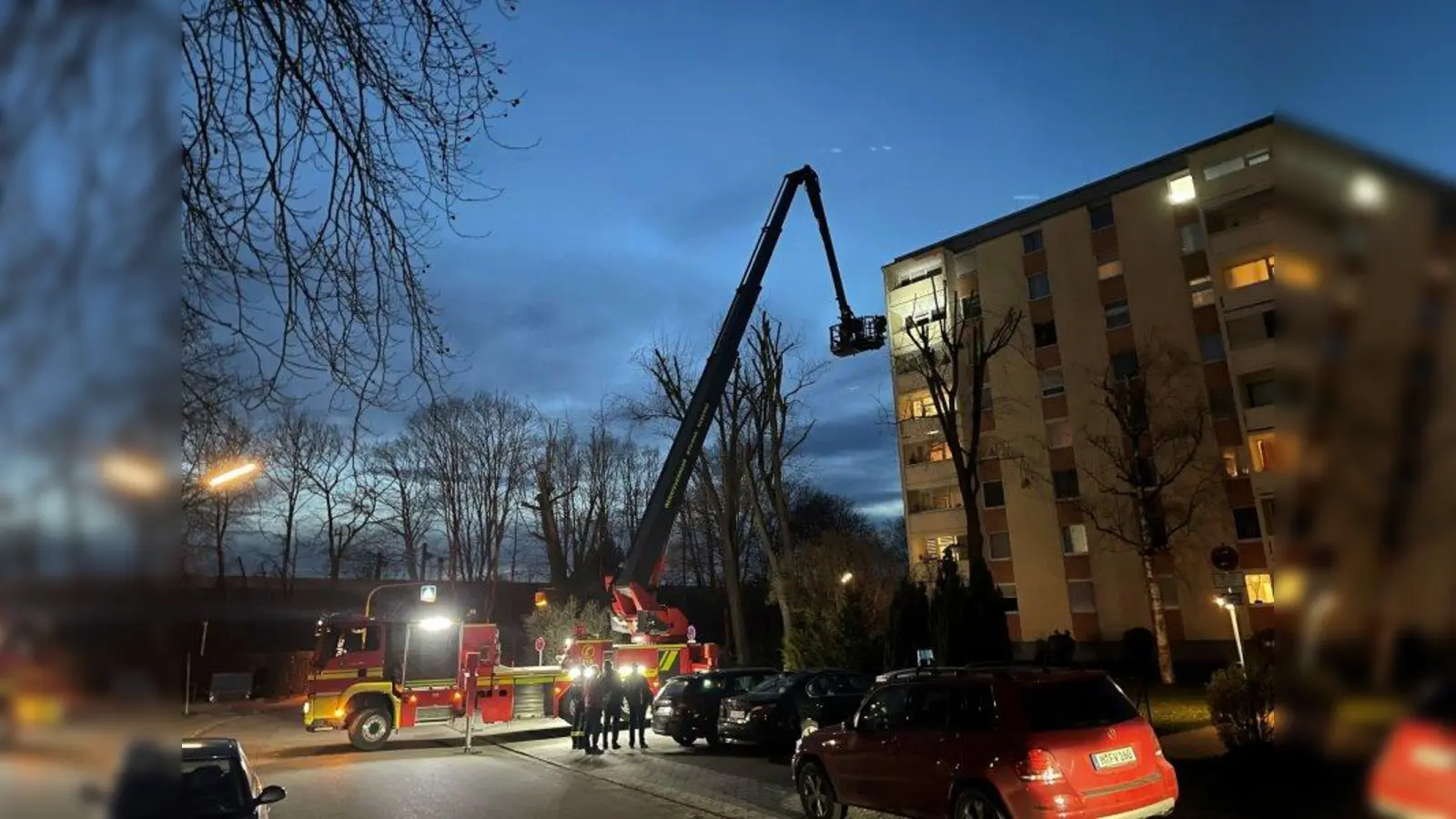 Großer Einsatz zur Überprüfung: Bei drei neunstöckigen Gebäuden in der Nähe des Karlsfelder Bahnhofs ist der Brandschutz mangelhaft. (Foto: LRA)