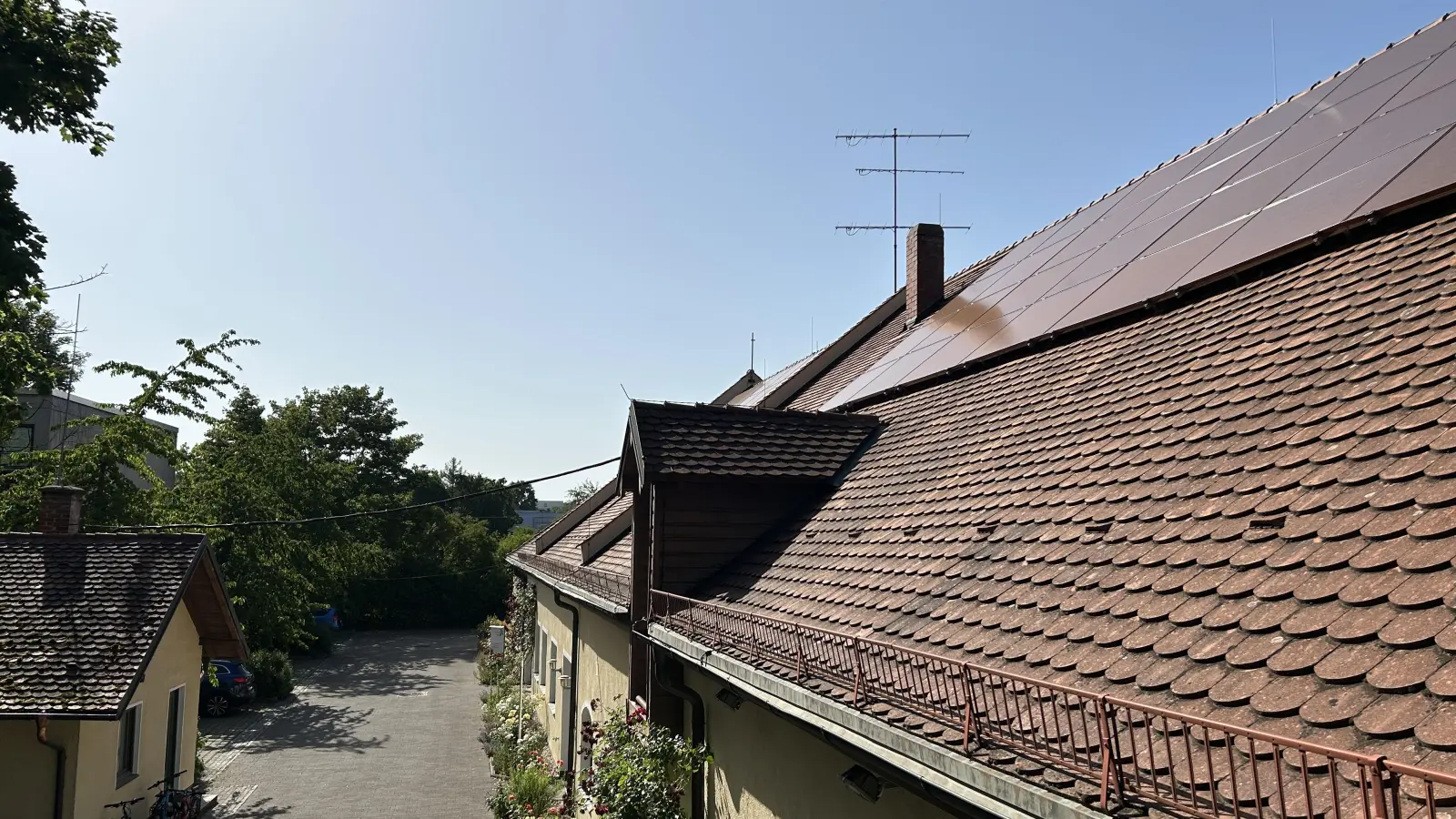 Geht auch auf denkmalgeschützten Gebäuden: Die Mohr-Villa bezieht dank der farblich dem Dach angepassten Module nun Strom von der Sonne.  (Foto: © Mohr-Villa)
