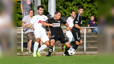 Türkgücü-Ataspor München (weiß) und der TSV Buchbach duellierten sich im August 2018 im Toto-Pokal - und demnächst in der Regionalliga Bayern. (Foto: Christian Riedel)
