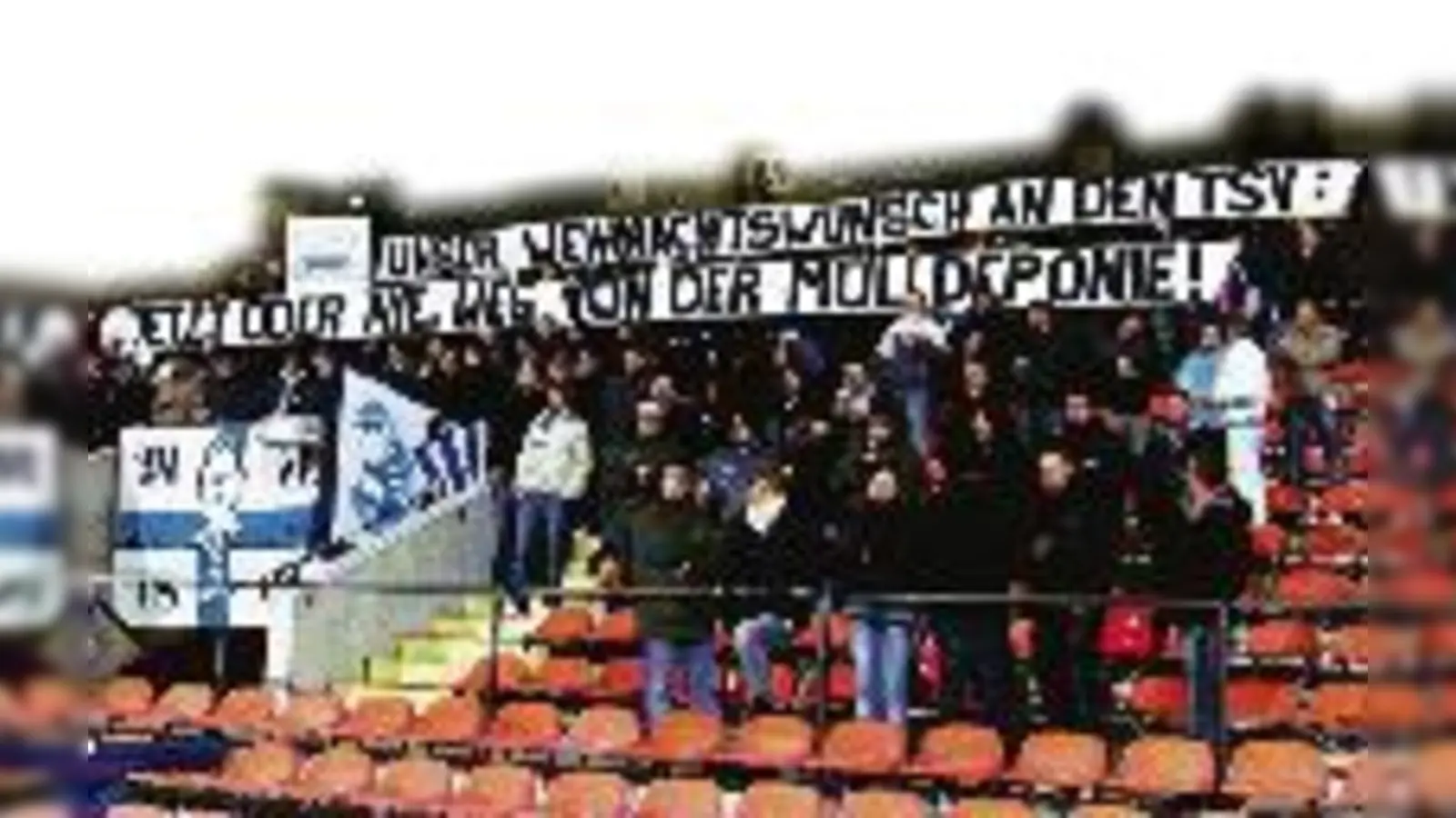 Protestaktion der Löwen-Fans: Beim Spiel der 1860-Amateure gegen Aschaffenburg im Grünwalder Stadion vergangene Woche zeigten die Fans ihre Abneigung gegen die Allianz Arena in Fröttmaning. 	 (Foto: Münchner Freiheit)