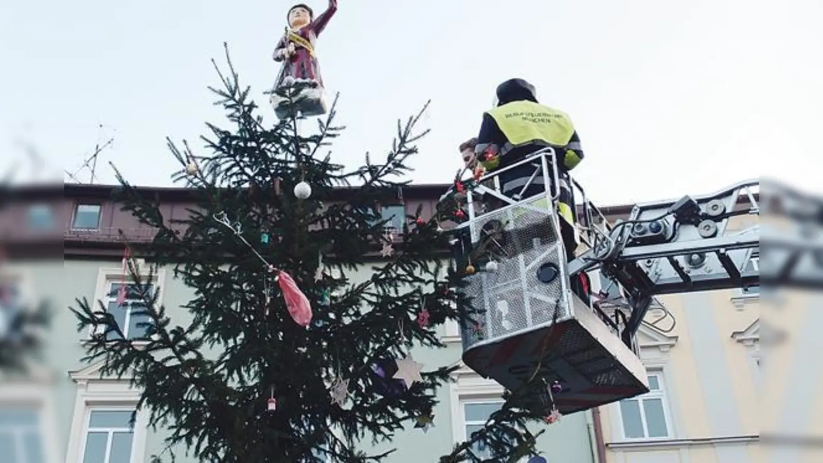 Die Feuerwehr hat wieder die ehrenvolle Aufgabe den »Stern« auf die Spitze des Weihnachtsbaum zu setzen.	 (Foto: VA)