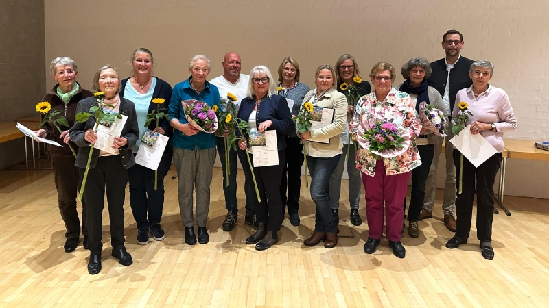 Die Gewinner des Blumenschmuckwettbewerbs (von links): Marianne Floritz, Martina Wild, Barbara Uffelmann, Josefine Mayr (Vorstand Obst- und Gartenbauverein Söcking), Michael Beck, Helga Blunk, Annette Hinkofer, Jekaterina Bayer, Silke Schmid, Brunhilde Moll (Vorstand Obst- und Gartenbauverein Perchting), Gertraud Küchler (Vorstand Obst- und Gartenbauverein Hadorf), Erster Bürgermeister Patrick Janik und Editha Dietrich. (Foto: job)