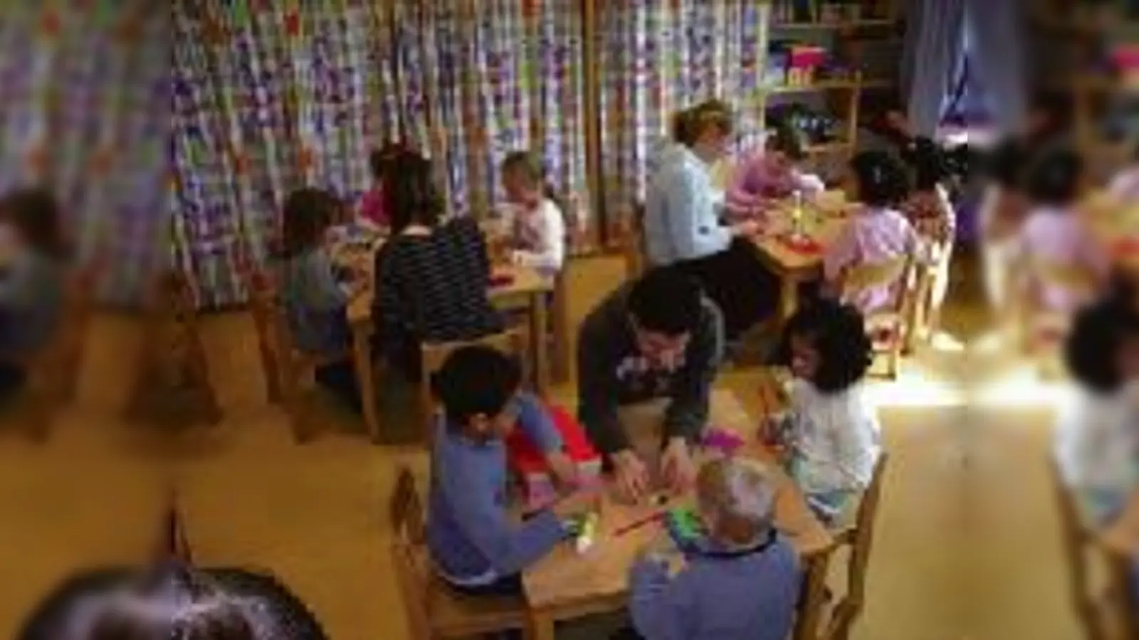 Die Lese- und Bastelstunde im Kindergarten machte Kindern und Schülern sichtlich (Spaß.Foto: VA)