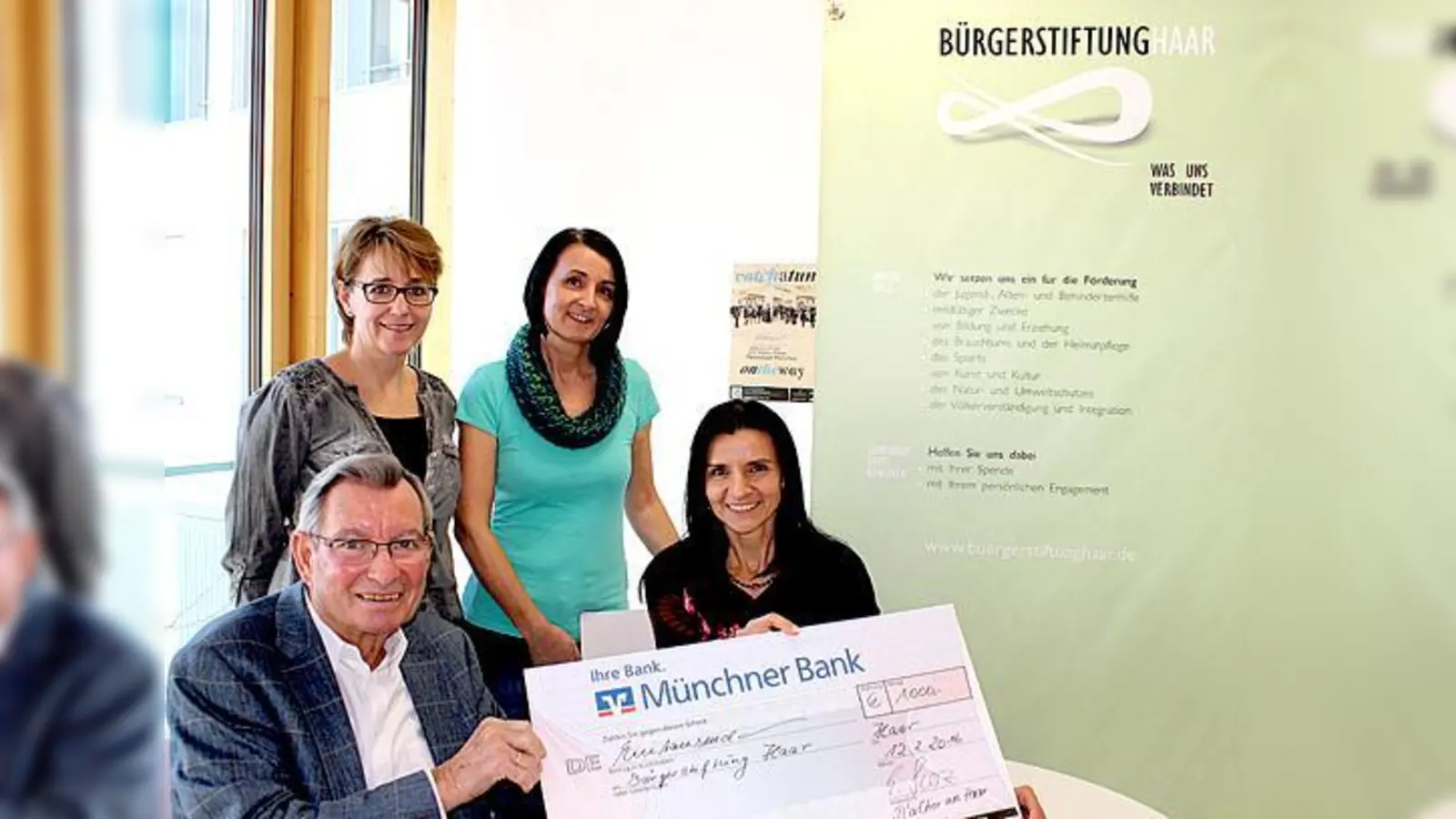 Jürgen Partenheimer von der Bürgerstiftung Haar freut sich über die Spende.	 (Foto: Gemeinde Haar)