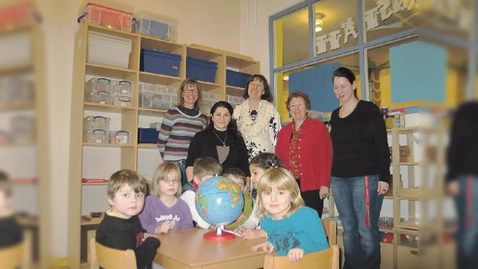 Kindertagesstättenleiterin Simone Dommel, Erzieherin Aysche Kiras, Grundschulleiterin Marita Wutzer, Lehrerin Gertrud Schermer, Erzieherin Susanne Wagner und die Kinder sind begeistert (v. l.).    (Foto: aha)