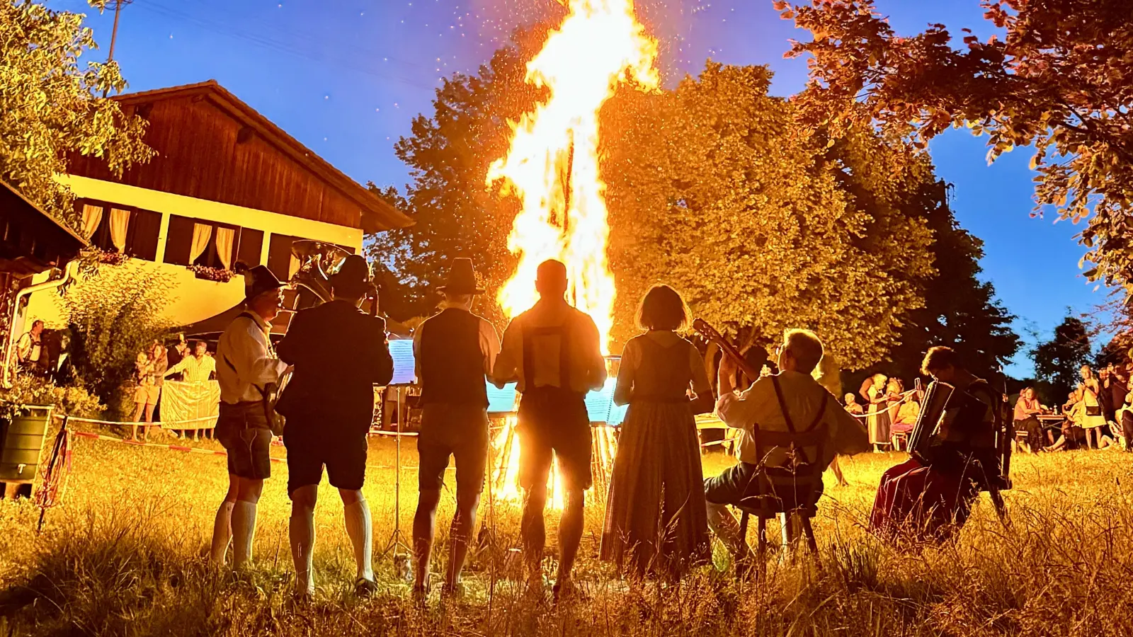 Mit traditioneller Musik und dem Johannifeuer wird im Garten des Trachtenjugendheims gefeiert.  (Foto: Eickelschulte)
