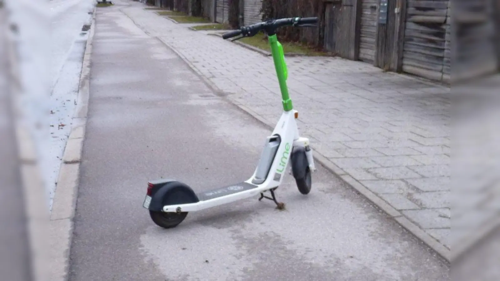 Den Radweg gleich mal quer blockiert: am 15. Januar, 8.20 Uhr in der Von-Kahr-Straße. (Foto: Roß)