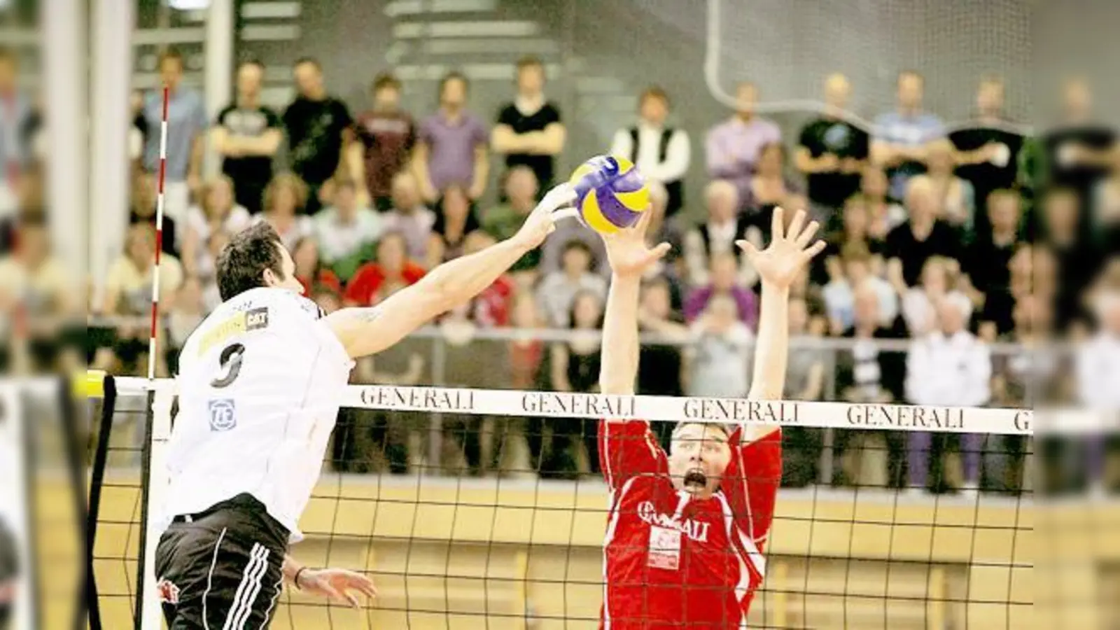 Die Angriffe von Friedrichhafens Superstar Georg Grozer sind in Haching gefürchtet. Er muss allerdings erstmal die Niederlage verarbeiten.  (Foto: D. Glasl)