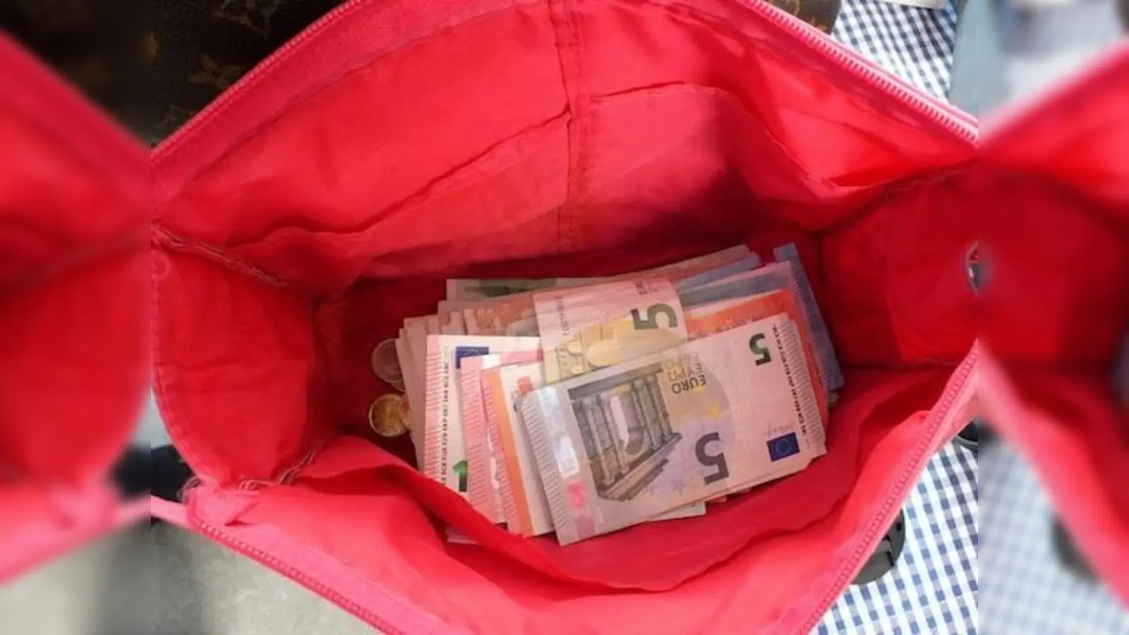 Beim Blick in die Tasche staunte die ehrliche Finderin. Darin befanden sich über 14.000 Euro Bargeld.    (Foto: Bundespolizei)