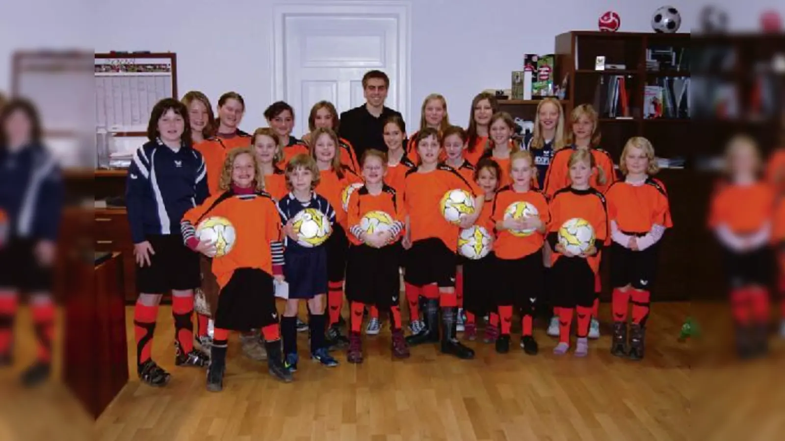 Strahlende Gesichter bei den Fußball-Mädels der FT Gern. Philipp Lahm ist hier ein großes  (Vorbild.Foto: VA)