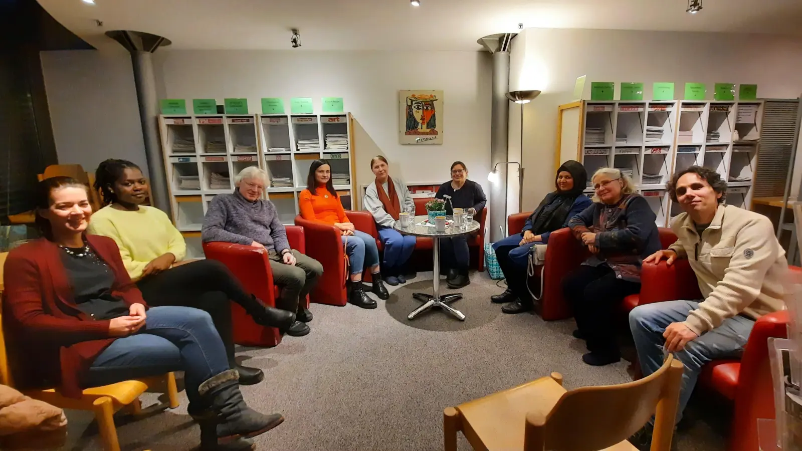 Erfolgreicher Start: Zum ersten Termin des neuen Sprachcafés in der vhs Starnberg kamen zahlreiche Teilnehmende. Die Gesprächsrunde findet von nun an immer donnerstags von 17 bis 18 Uhr in der Stadtbücherei Starnberg (Hauptstraße 10) statt. (Foto: Volkshochschule Starnberger See e.V)