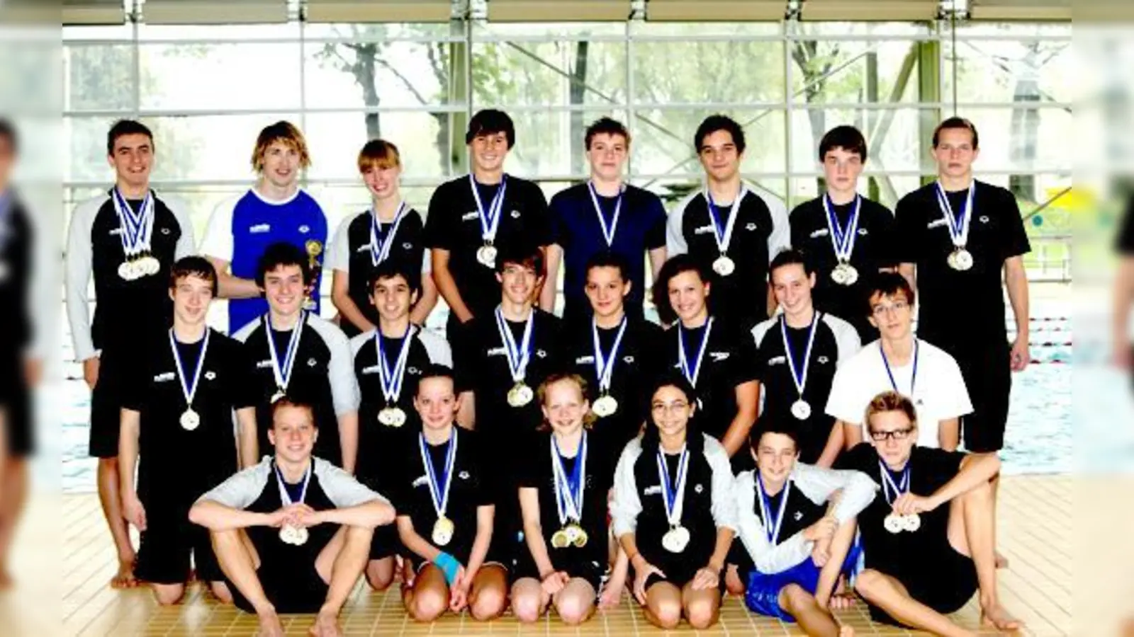 Ausgezeichnete SG-Schwimmer, darunter: Benno Hawe (2. v. li.  in Blau) und Tobias Hollaus (3. v. re), beide hintere Reihe.  (Foto: Verein)