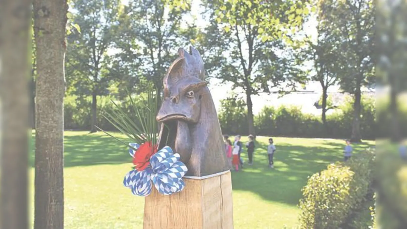 Der Hahn gehört zu dem Ensemble von sieben Tierköpfen, die den Schulhof bereichern.	 (Foto: Schule)