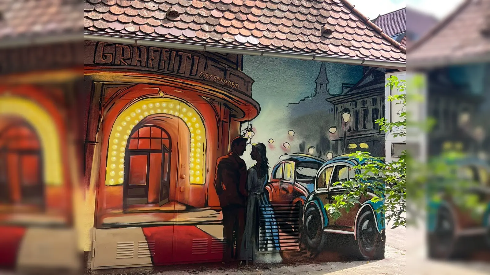 Das Pumpenhäuschen am Agricolaplatz zieren nun Filmszenen aus den 50er Jahren, womit eine Verbindung zum benachbarten Kino „Neuen Rex Filmtheater“ hergestellt ist. (Foto: Marijana Galic)