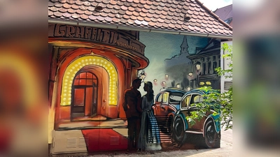 Das Pumpenhäuschen am Agricolaplatz zieren nun Filmszenen aus den 50er Jahren, womit eine Verbindung zum benachbarten Kino „Neuen Rex Filmtheater“ hergestellt ist. (Foto: Marijana Galic)