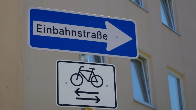 Da in der Weiglstraße Einbahnregelungen oft missachtet werde, wünscht sich ein Bürger mehr Polizeikontrollen vor Ort. (Foto: Beatrix Köber)