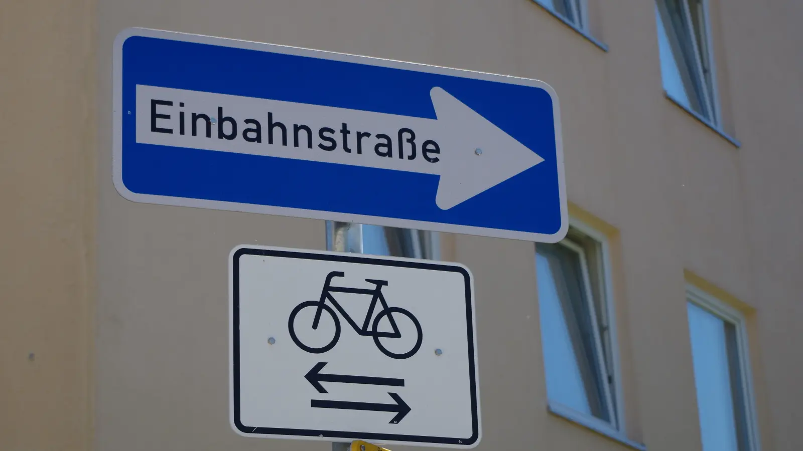 Da in der Weiglstraße Einbahnregelungen oft missachtet werde, wünscht sich ein Bürger mehr Polizeikontrollen vor Ort. (Foto: Beatrix Köber)