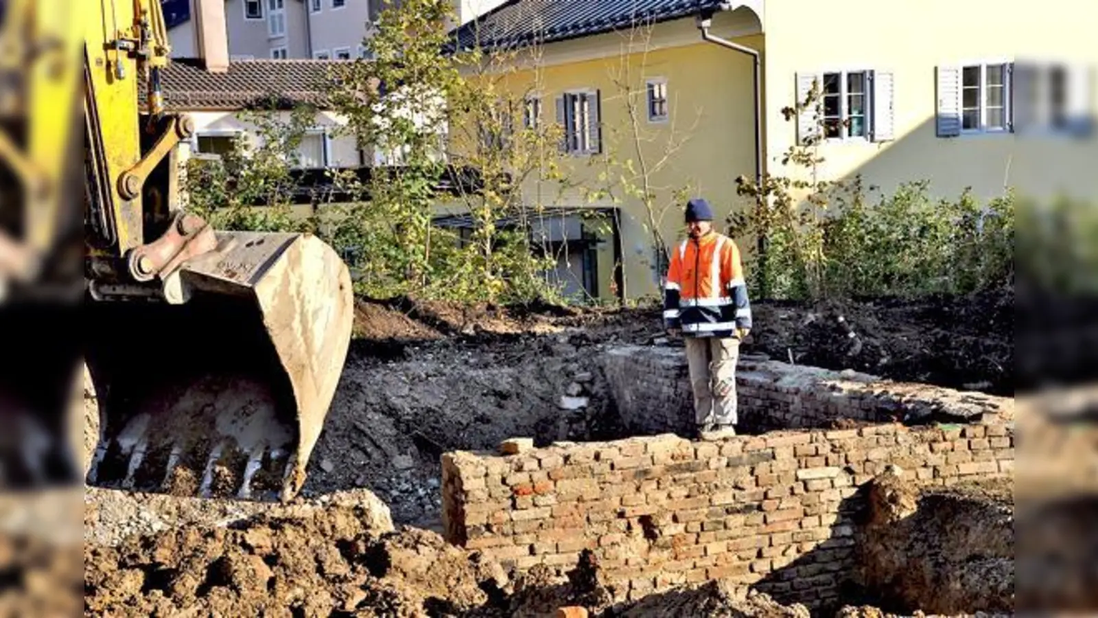 Alexandra Völter von Archbau inspiziert die Mauer der ehemaligen Kloster-Zimmerei. Das letzte Stück einer Grabplatte aus dem 16. Jahrhundert wurde am Samstag geborgen. 	 (Foto: sf/Archbau Bayern)