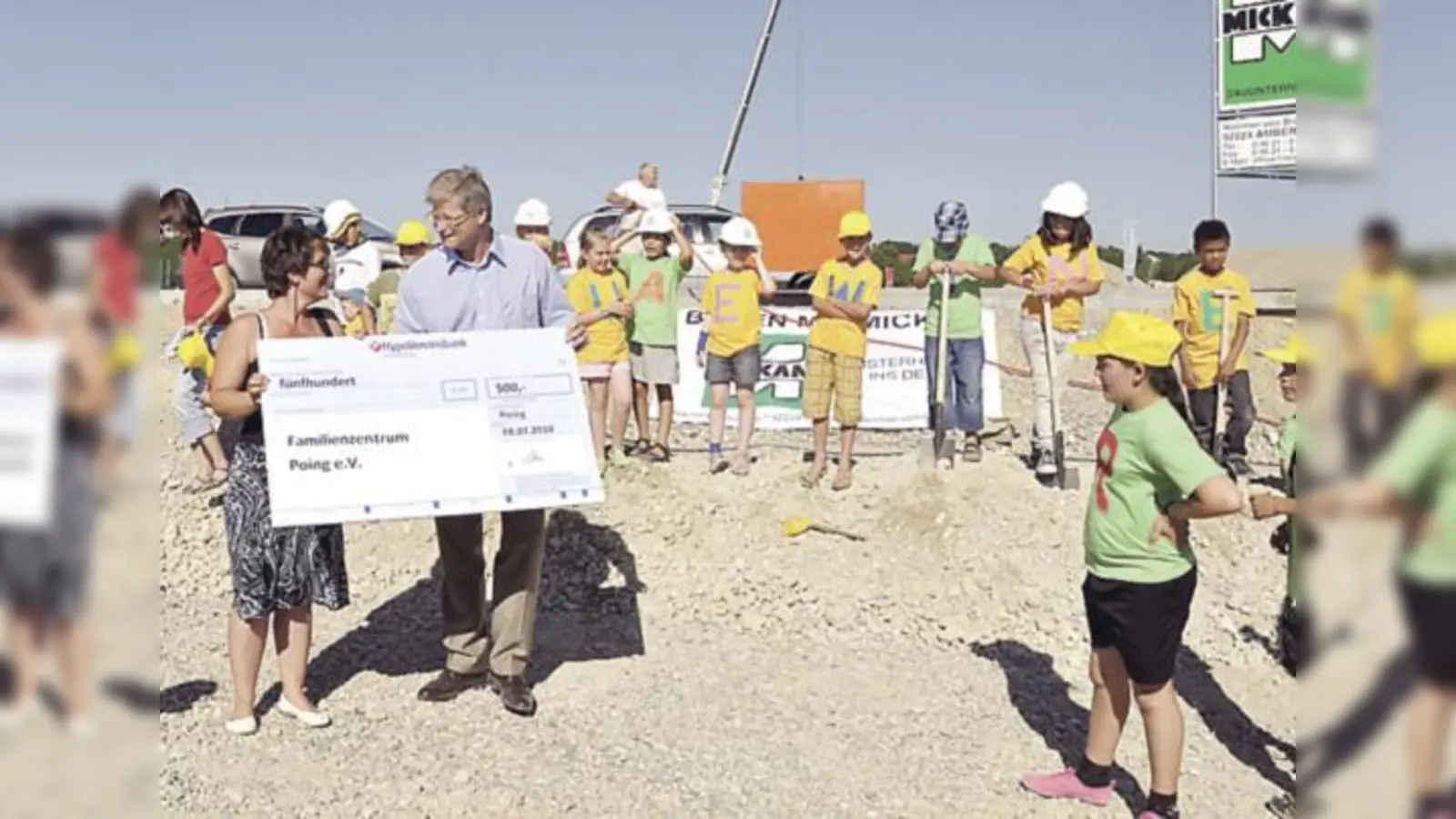 Mit 500 Euro unterstützt die ARGE Poing am Bergfeld, vertreten durch Helmut Sloim, das Engagement des Familienzentrums.    (Foto: Allmender)