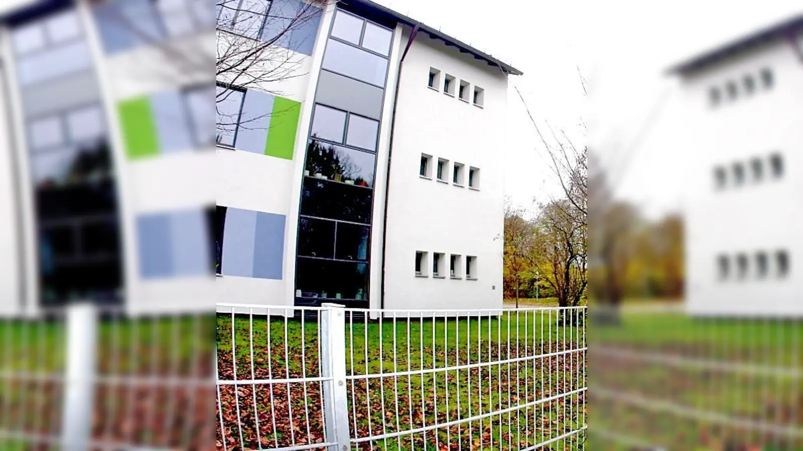 Schulraumnot lindern: An der Weißenseestraße entsteht westlich des bestehenden Schulhauses eine »Mobile Schulraumeinheit«. 	 (Foto: HH)