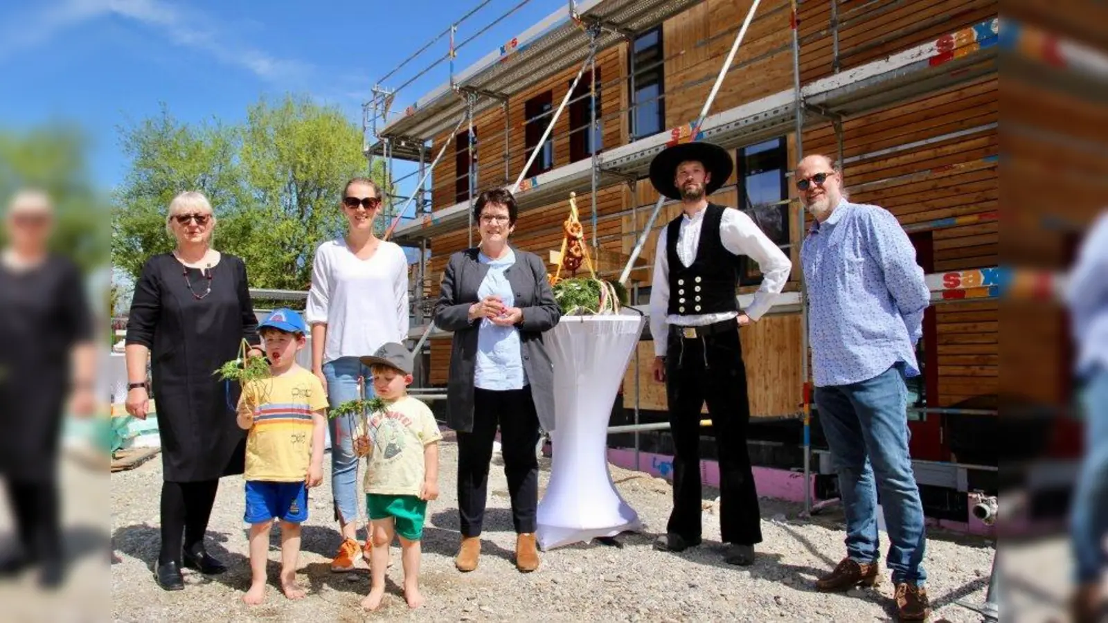 Richtfest am Waldorfkindergarten, im Oktober soll der Umzug sein. Bauamtsleiterin Christiane Ait, Leiterin Balwina Geithner, Bürgermeisterin Brigitte Kössinger, Zimmerer Kai Stärck und Architekt Matthias Kruppa. (Foto: us)