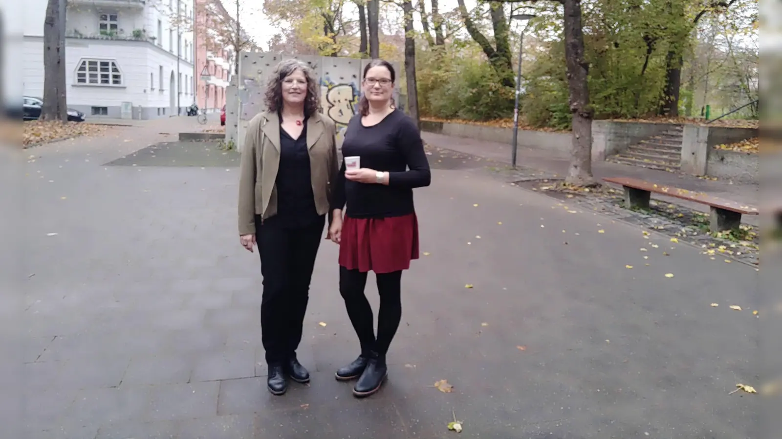 Christine Depta (links) und Louisa Pehle auf dem Valleyplatz. (Foto: privat)
