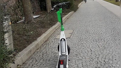 Auch E-Scooter-Fahrer wurden im Rahmen der Aktion überprüft. Ein häufiger Verstoß ist das Fahren zu zweit auf den nur für eine Person bestimmten Verkehrsmitteln.  (Foto: mha)