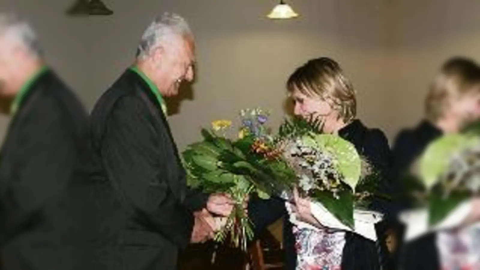 Der Fraktionssprecher der Grünen Holger Machatschek gratuliert Angelika Pilz-Strasser zur Wahl der Vorsitzenden im Bezirksausschuss 13.	 (Foto: ak)