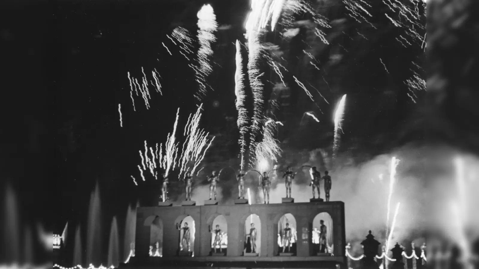 Tänzerinnen bei der „Nacht der Amazonen” auf einem „Dancefloor” nach Vorbild des Broadways. (Foto: privat)