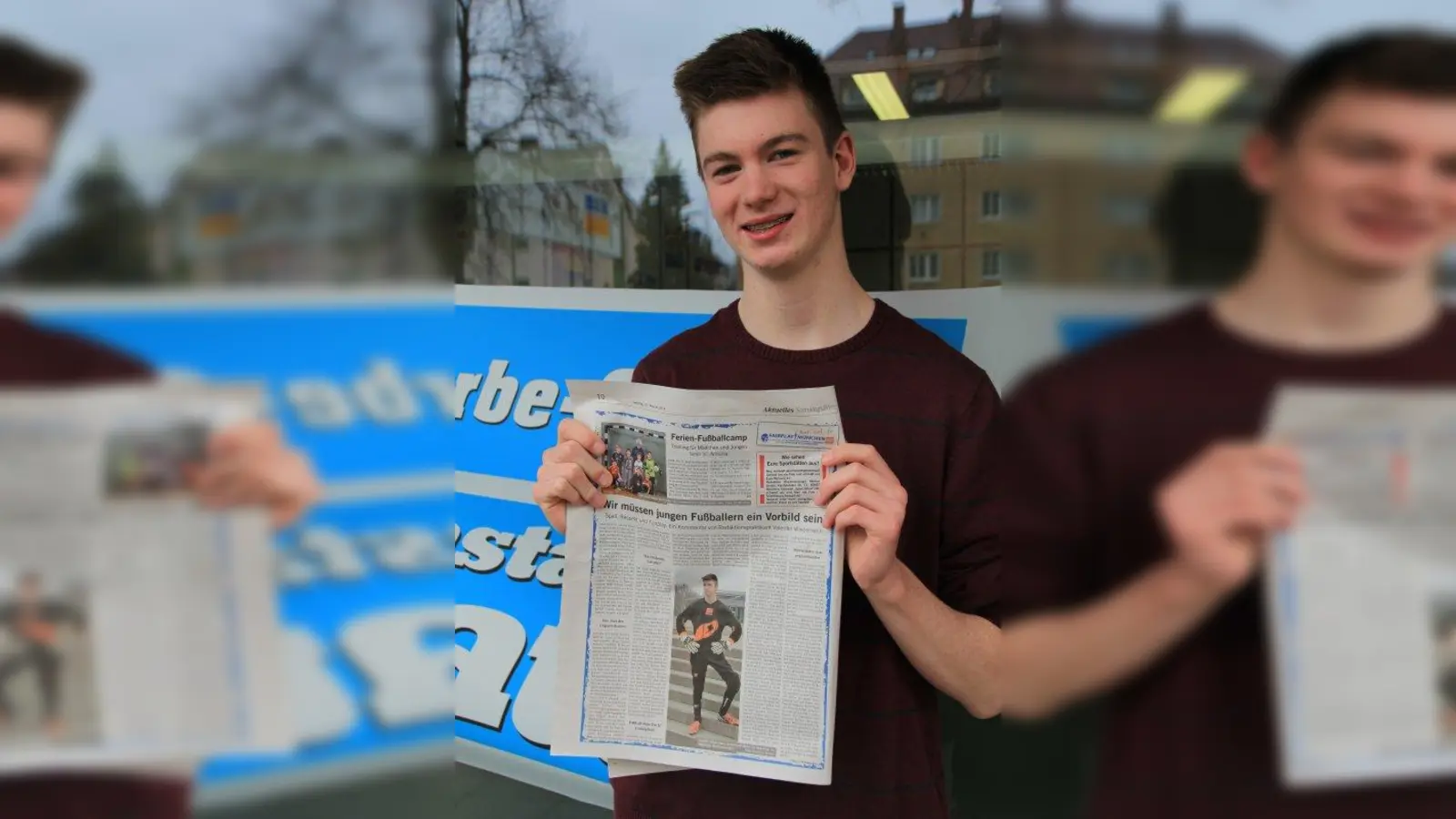 Redaktionspraktikant Valentin Wiedemann zeigt stolz seinen Fairplay-Artikel: „Es hat mir riesigen Spaß gemacht!” (Foto: E.S.)