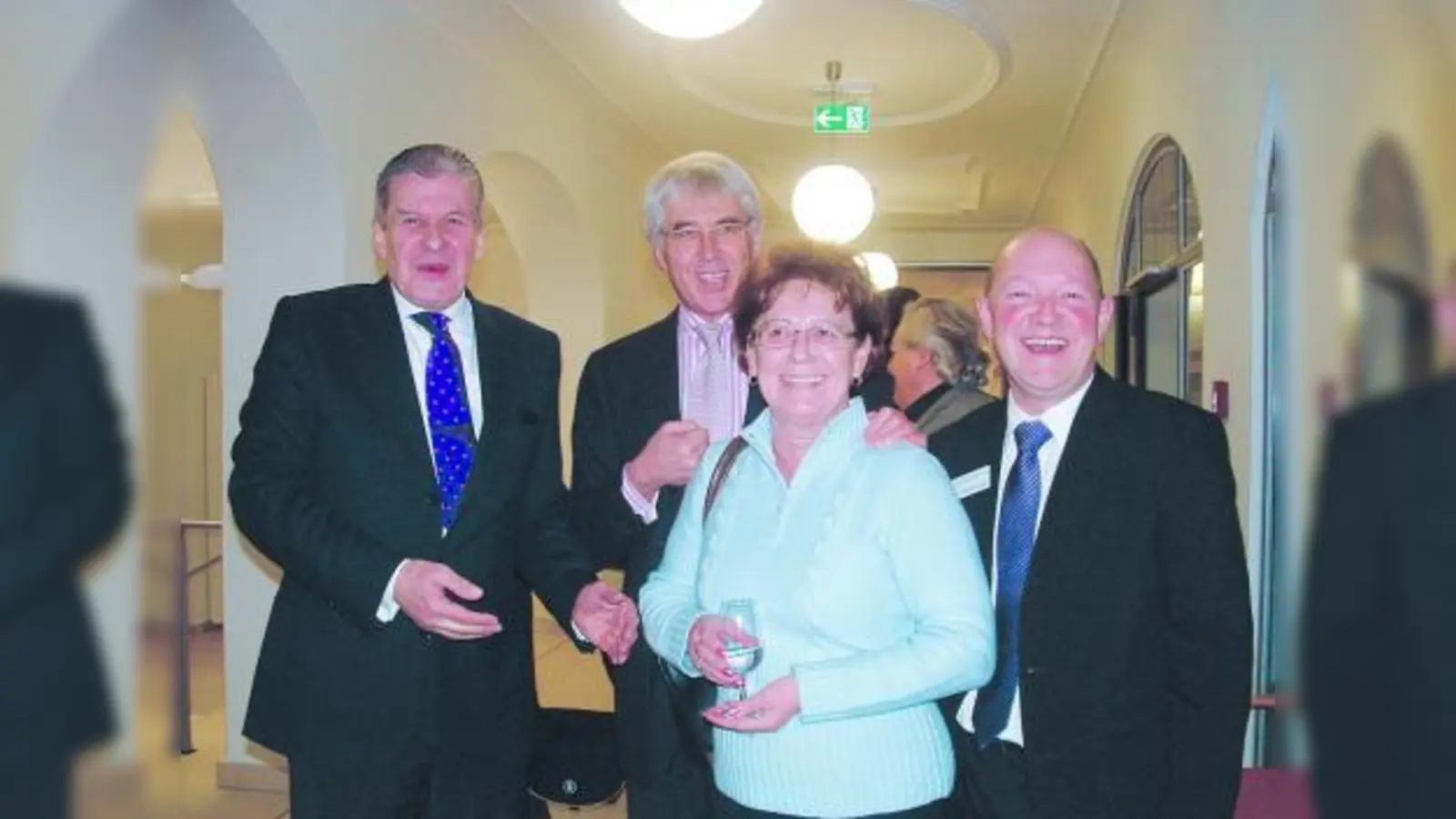 Münchenstift-Geschäftsführer Gerd Peter (l.) und Hausleiter Wolfgang Hilleprandt (r.) konnten zahlreiche Gäste zur offiziellen Einweihungsfeier begrüßen, darunter Sozialreferent Frieder Graffe und BA-Vorsitzende Ingeborg Staudenmeyer. (Foto: bb)