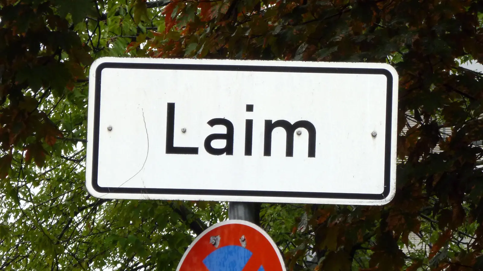 Die Ortsschilder „Laim“ sollen die Verbundenheit der Bewohner mit ihrem Stadtbezirk stärken. (Foto: Beatrix Köber)