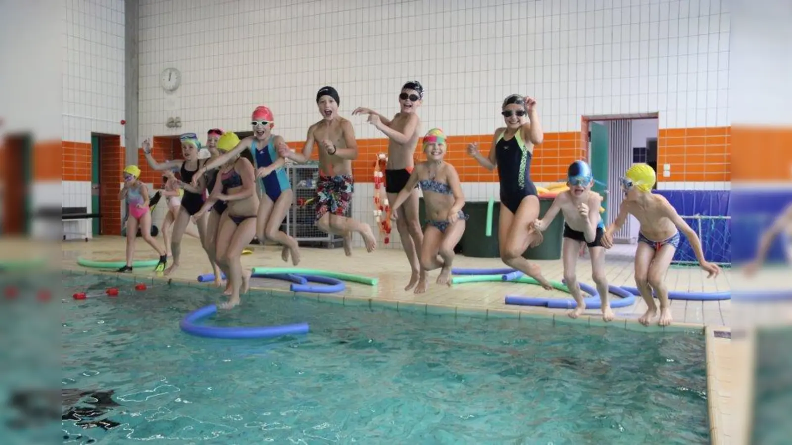 Ab in den Pool! Eine Woche lang erhielten die Drittklässler täglich zwei Stunden Schwimmunterricht. (Foto: Grundschule Werdenfelsstraße)