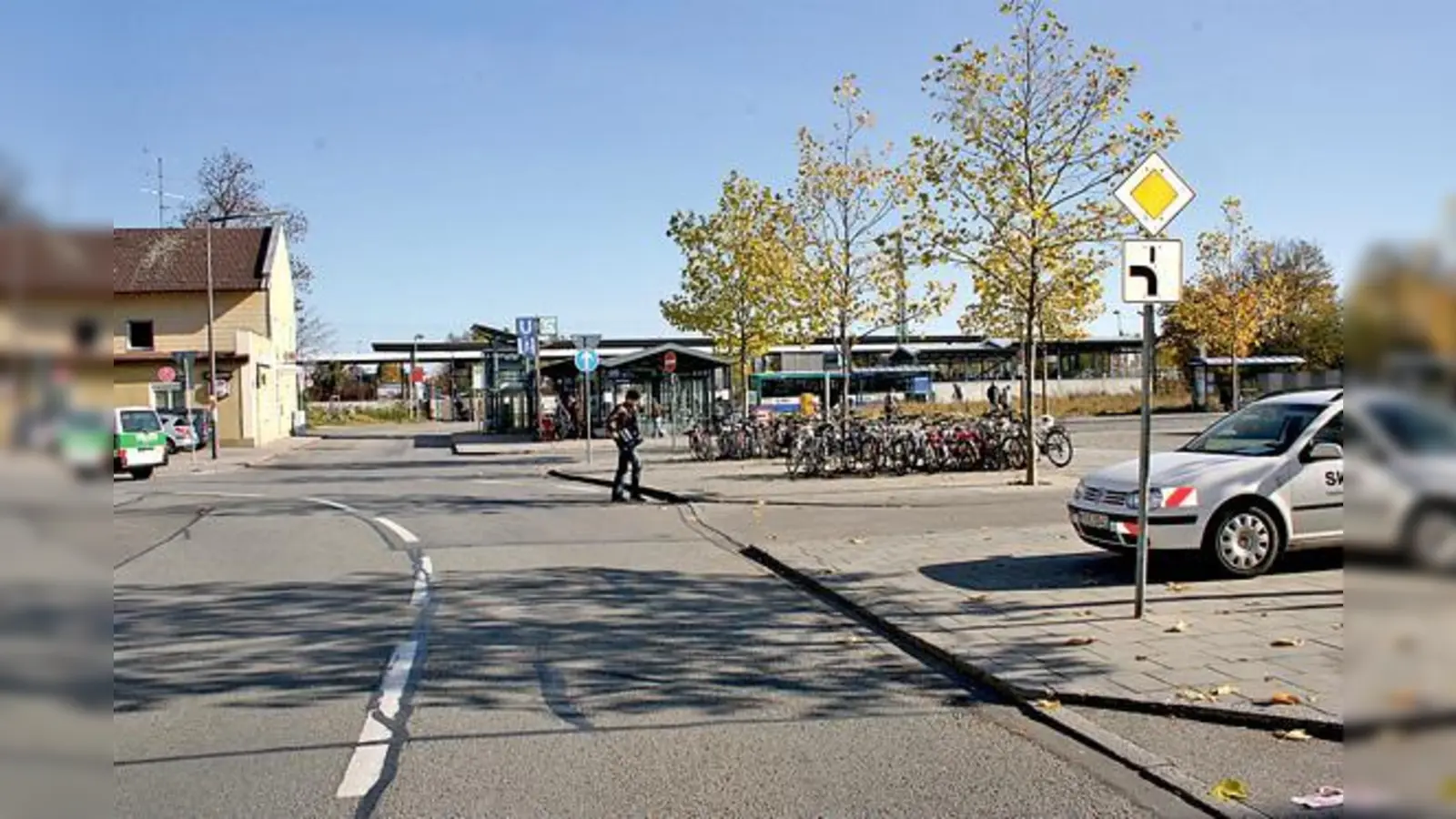 Im Bereich der Kurve in der Josef-Frankl-Straße überqueren viele Leute die Fahrbahn auf dem Weg vom und zum U- und S-Bahnhof Feldmoching.	 (Foto: ws)